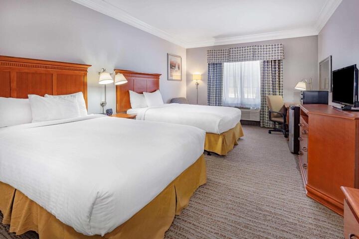 1 King Bed (2 of 11)