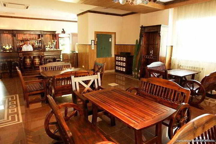 Lounge 8 of 12