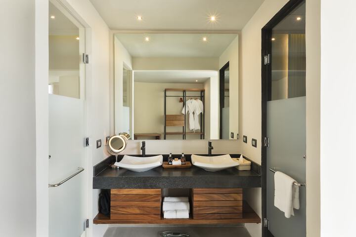 Room 32 of 68