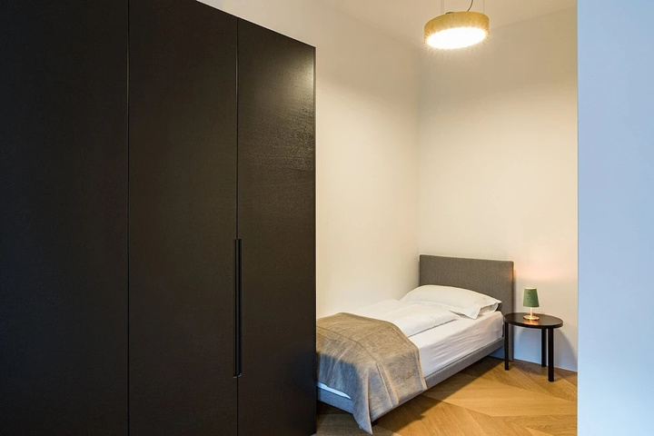 Room 5 of 8
