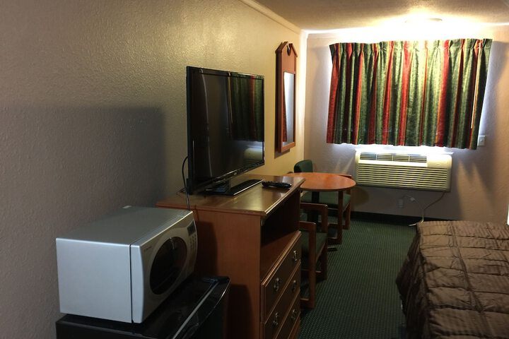 1 King Bed (4 of 5)