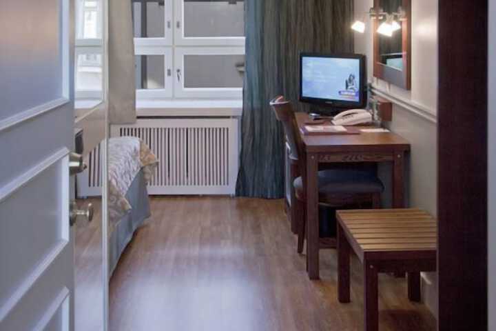 Room 42 of 77