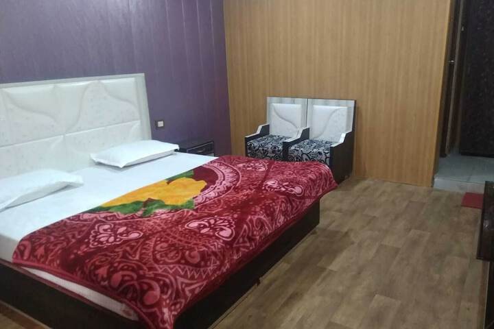 Room 3 of 28