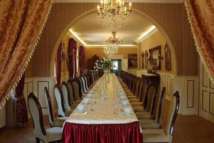 Dining 13 of 16