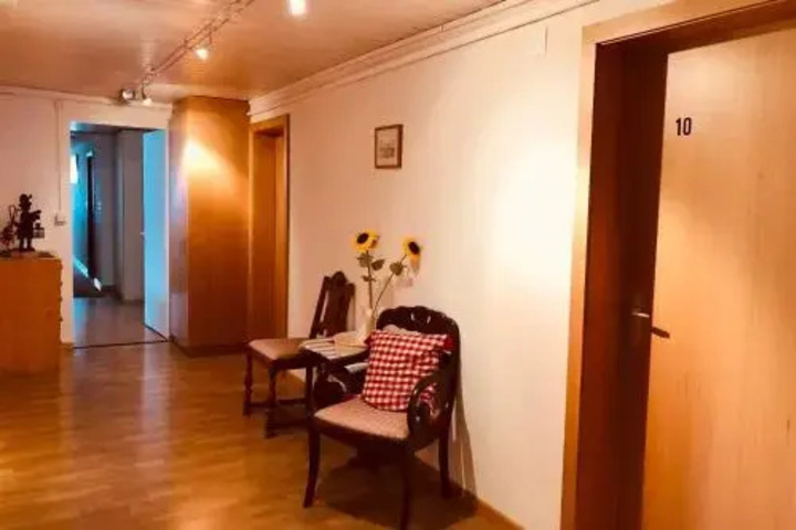 Room 10 of 16