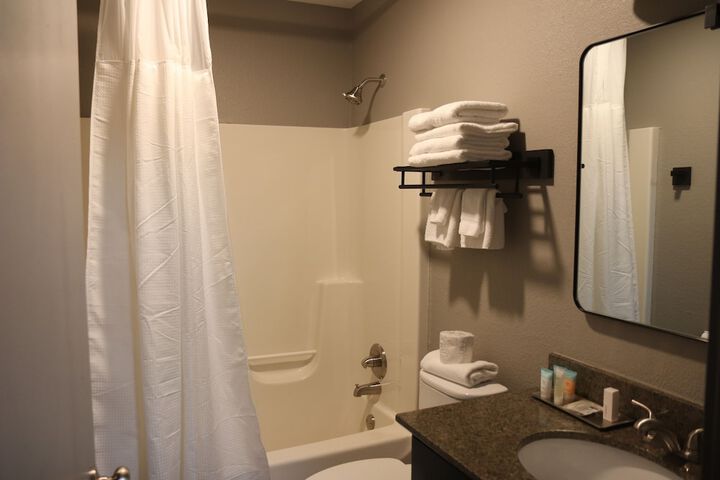 2 Queen Beds (2 of 8)