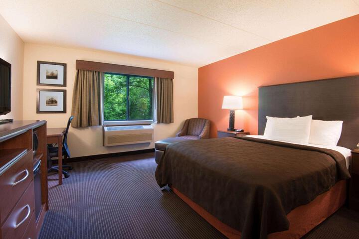 1 Queen Bed Deluxe Room (12 of 21)
