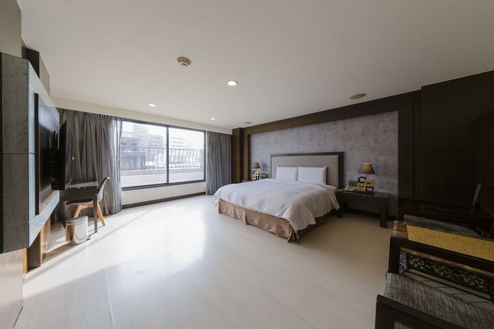 Room 17 of 24