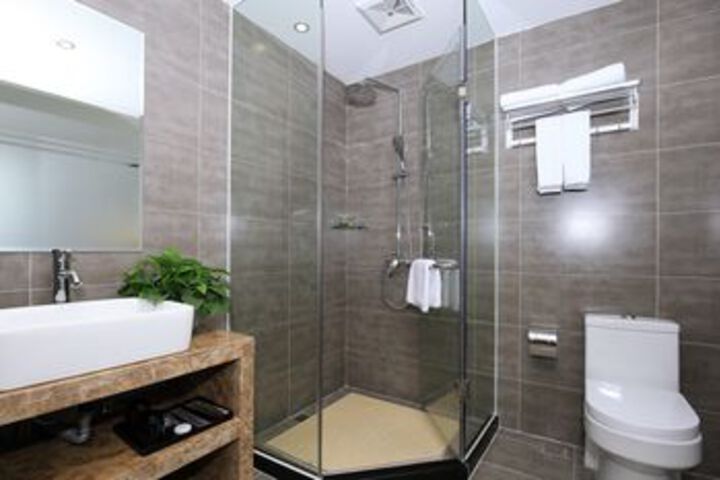 Room 9 of 25
