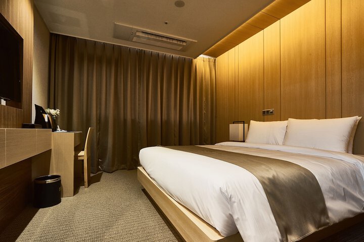 Room 13 of 95