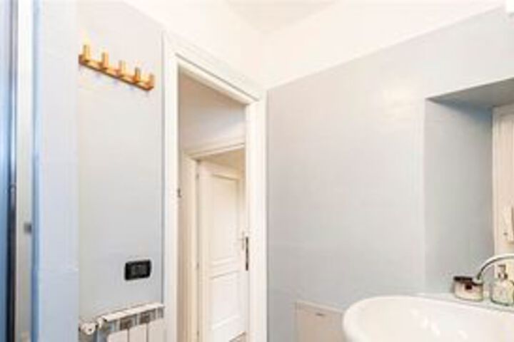 Room 5 of 209