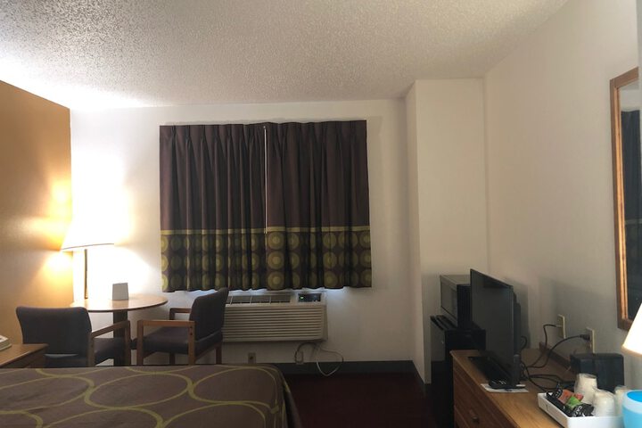 1 Queen Bed (2 of 9)