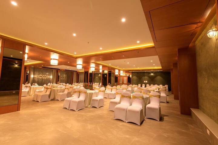 Ballroom/Hall 30 of 31