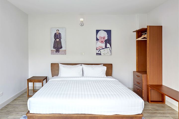 Room 8 of 80