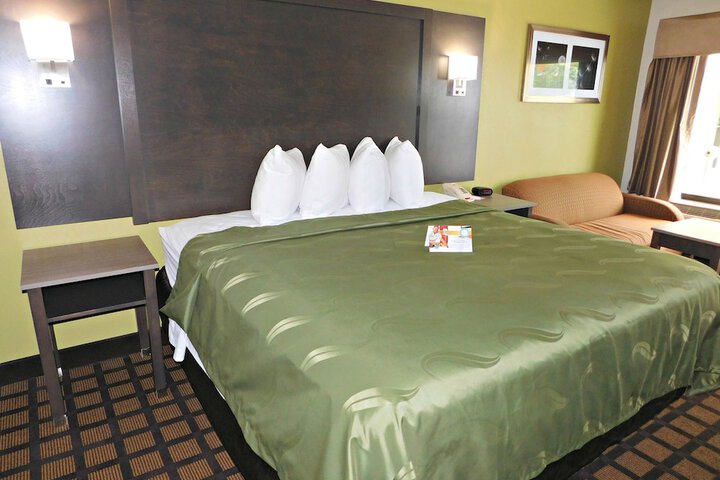 1 King Bed (2 of 8)