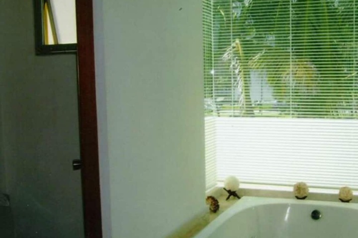 Room 6 of 10