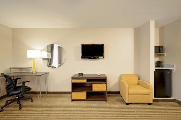 1 Queen Bed (7 of 13)