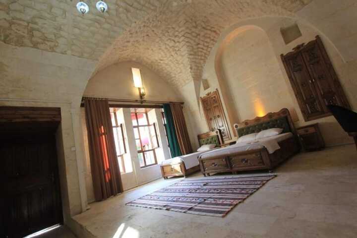 Room 4 of 82