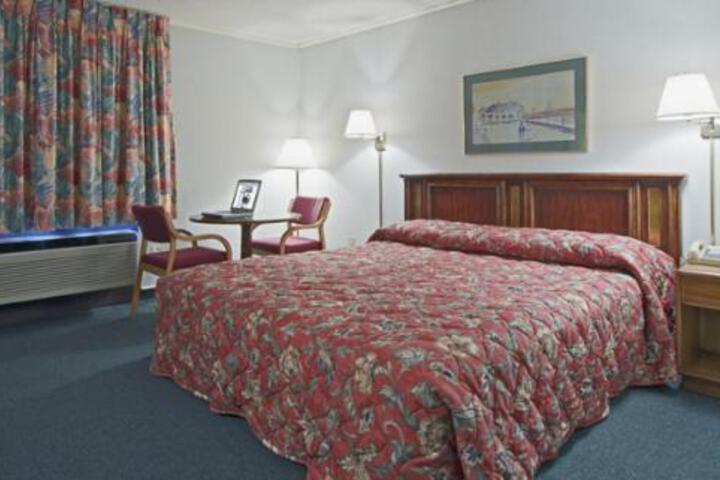 1 King Bed (1 of 15)