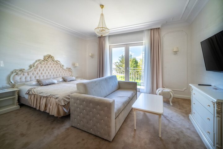 Room 4 of 48