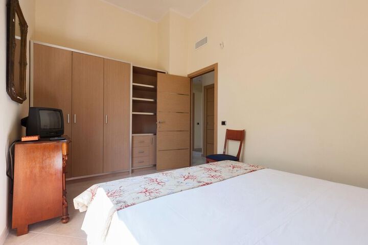 Room 6 of 38