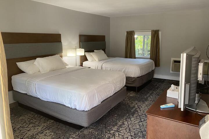 2 Queen Beds Outdoor Pool Area Desk Work Space Refrigerator, Coffee and Tea Maker Full Breakfast (3 of 20)
