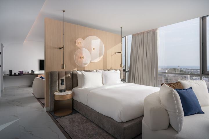 Room 16 of 40