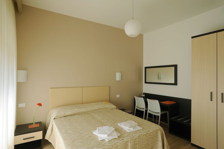 Room 4 of 28
