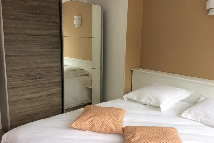 Room 3 of 10