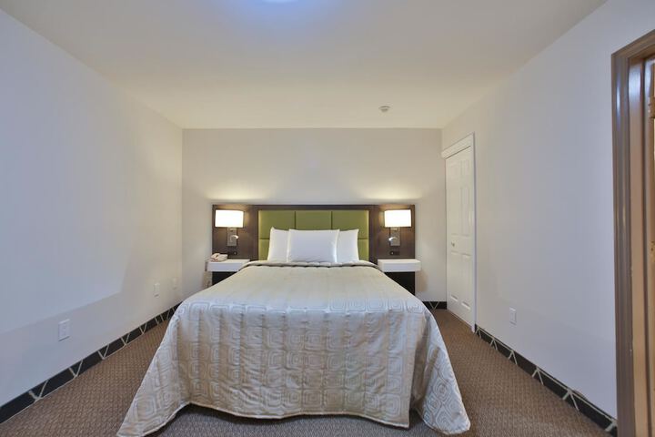 Honeymoon Single Room 1 Queen Bed No Windows (12 of 27)
