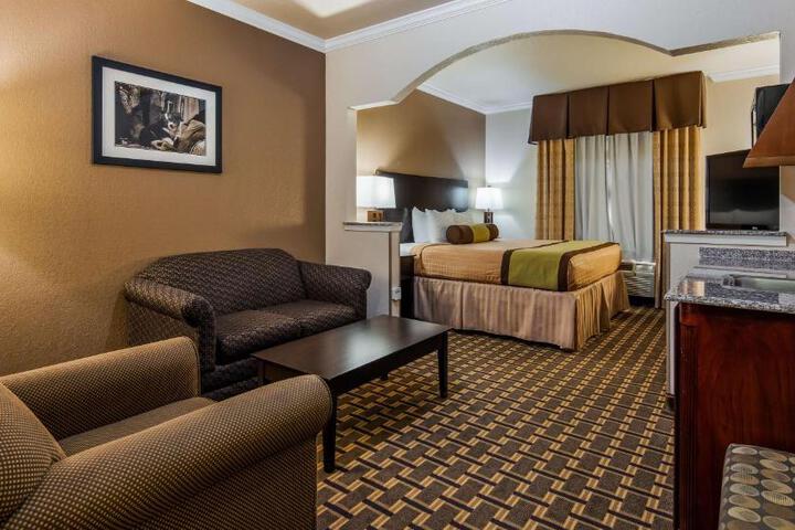 1 King Bed Living Area Wet Bar Microwave and Refrigerator WiFi Full Breakfast (11 of 15)