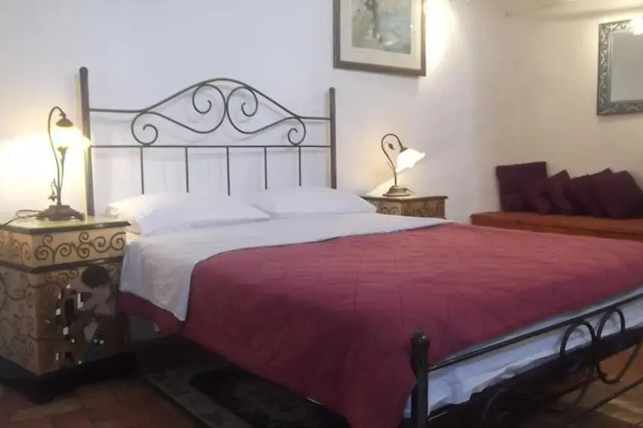 Room 4 of 9