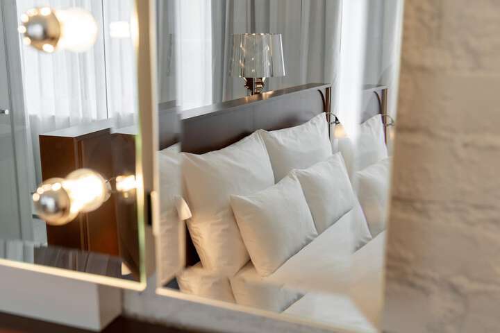 Room 2 of 77