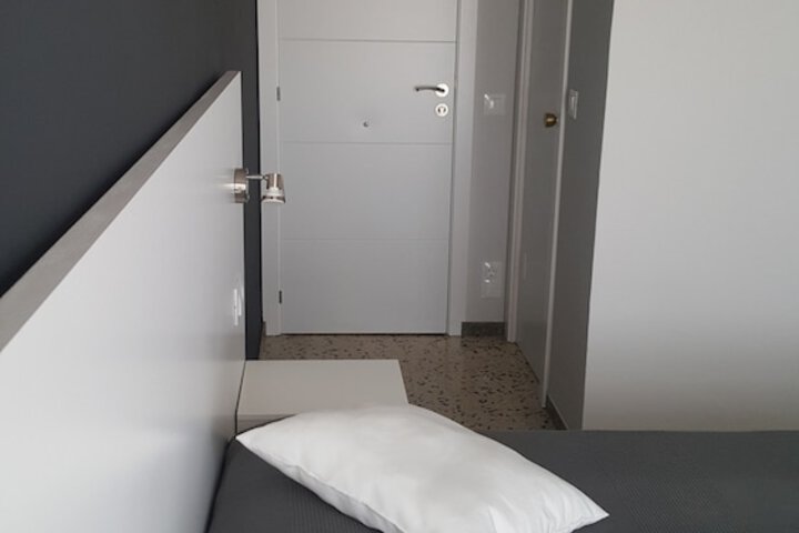 Room 5 of 32