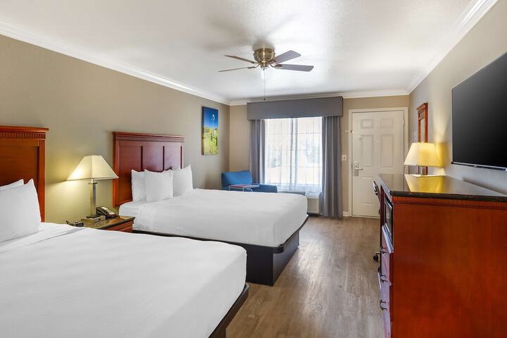 2 Queen Beds (1 of 10)