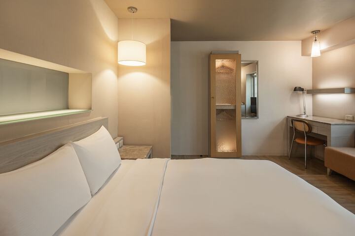 Room 17 of 28