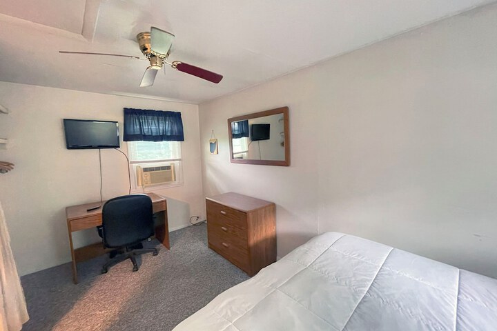 Room 18 of 104