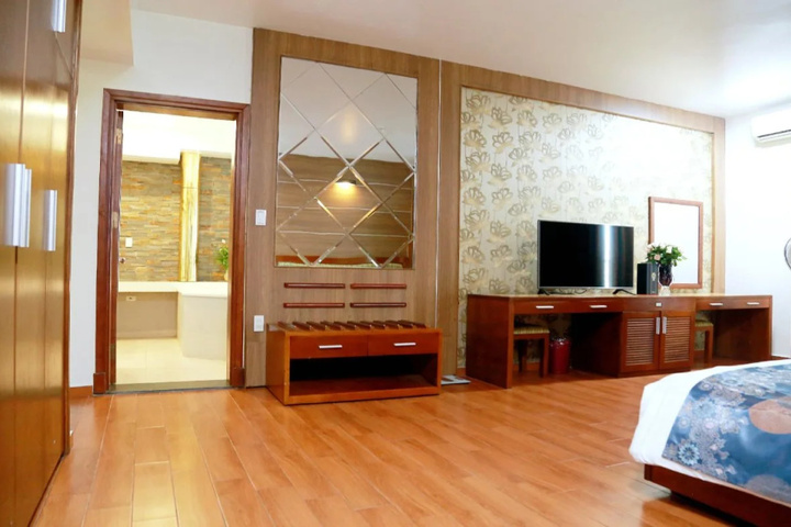 Room 6 of 9