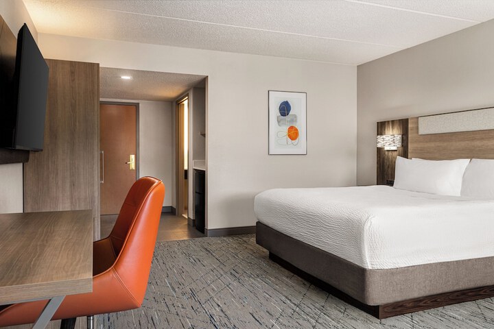 1 King Bed (4 of 15)