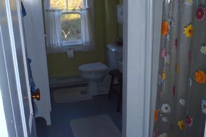 Room 6 of 9
