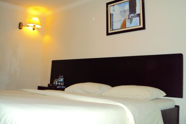 Room 8 of 10
