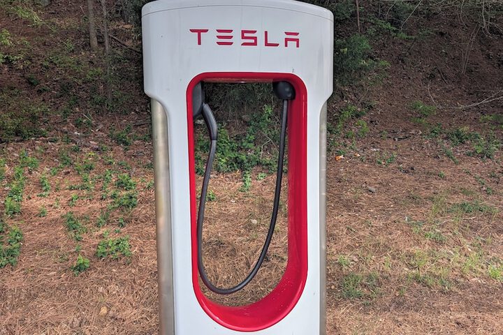 Electric vehicle charging station