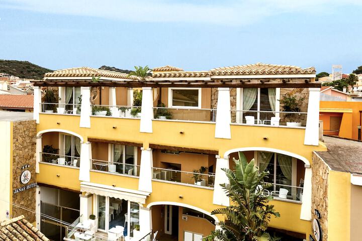 Exterior of Janas Hotel