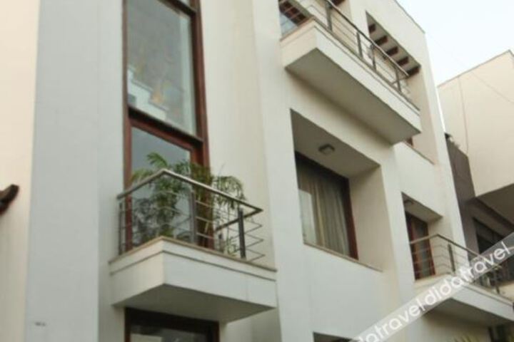 Mint Sarojville Suites
