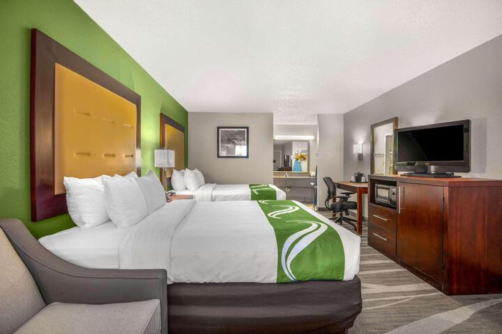 2 Queen Beds (11 of 17)