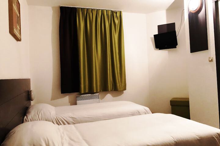 Room 8 of 27