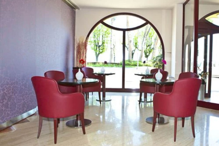 Lounge 36 of 44
