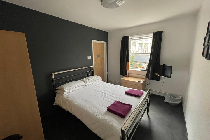 Room 4 of 33