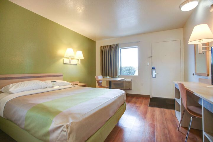 1 King Bed (4 of 10)