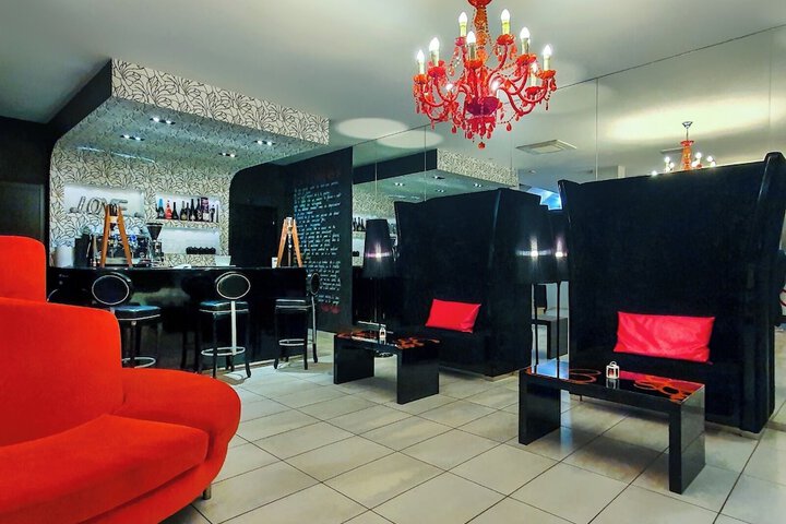 Lounge 21 of 27